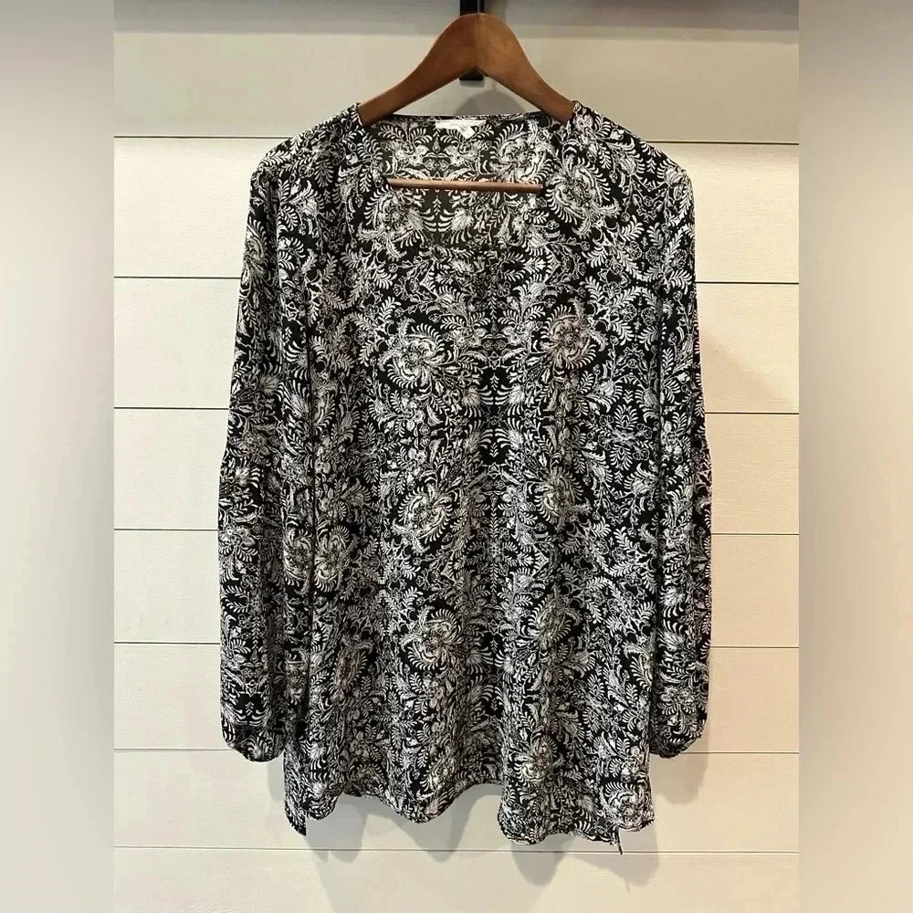 Maurice’s White/ Black Tunic Top- size Large
